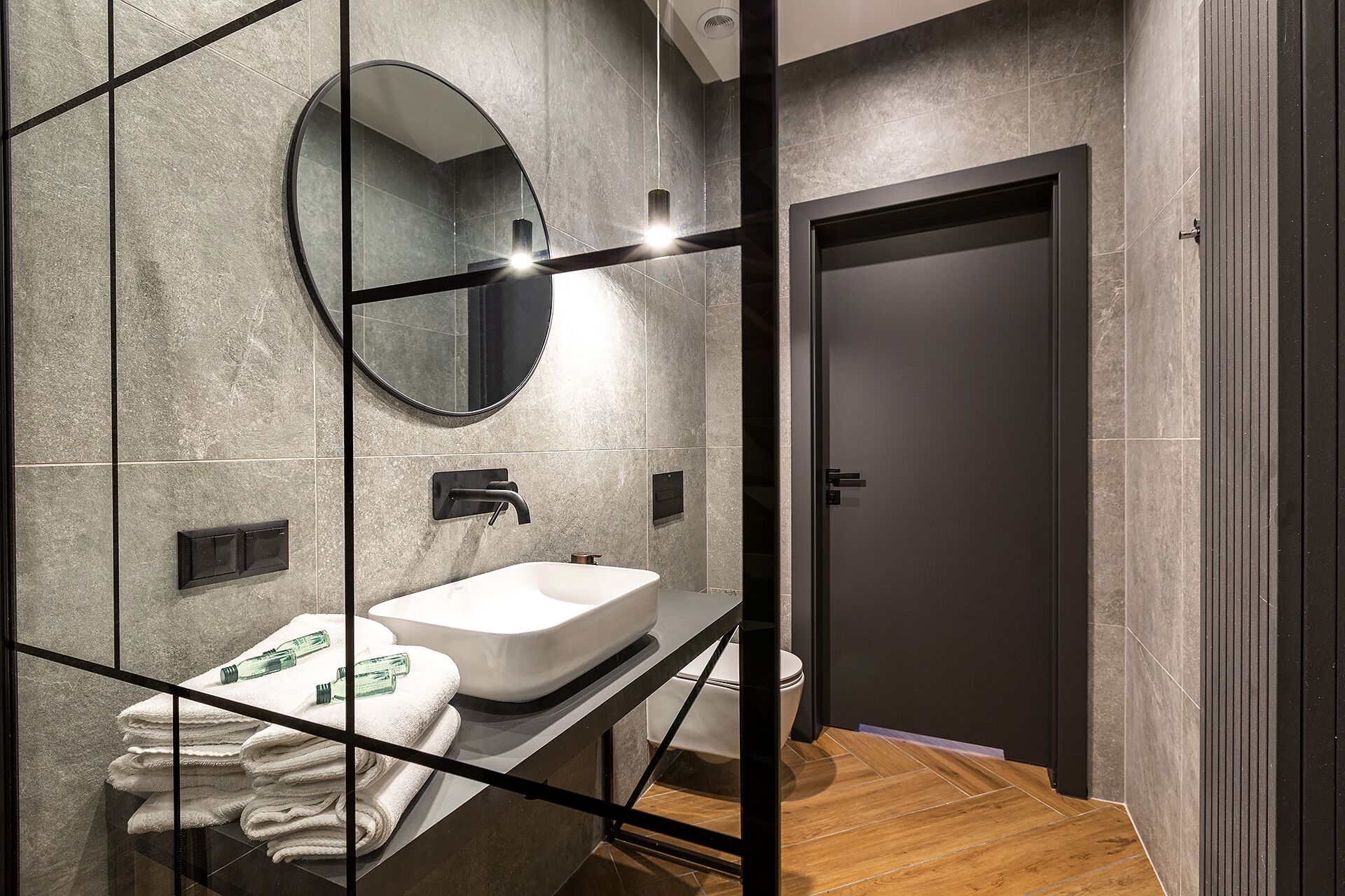 Superior studio suite (7) | Badkamer | Een douche, handdoeken
