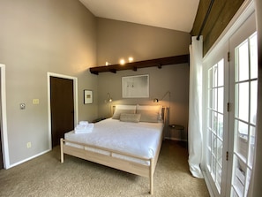 3 bedrooms, iron/ironing board, free WiFi, bed sheets - Ski-in/Ski-Out, Steps to Lifts, 1 Block to Downtown, Updated & Clean (Red River)