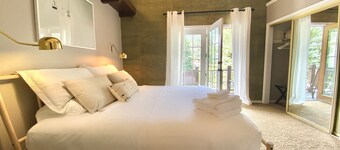 Red River Getaway- Ski in/Ski Out, Updated Townhome, Best location, Sleeps 10