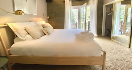 Red River Getaway- Ski in/Ski Out, Updated Townhome, Best location, Sleeps 10