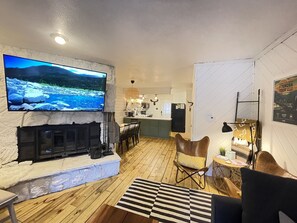 تلفزيون ذكي، مدفأة، ألعاب فيديو، مشغل دي في دي