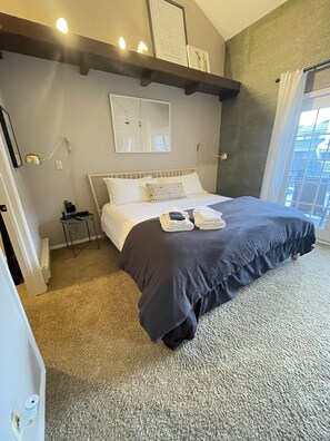 3 bedrooms, iron/ironing board, free WiFi, bed sheets - Ski-in/Ski-Out, Steps to Lifts, 1 Block to Downtown, Updated & Clean (Red River)