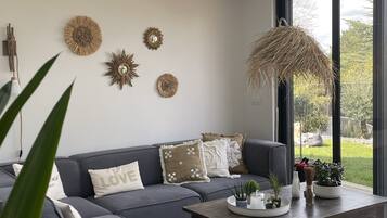 TV connectée, cheminée, jeux vidéo, livres