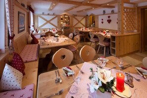 Petit déjeuner buffet (10 EUR par personne)