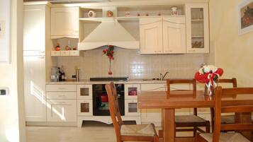 KĂŒhlschrank, Mikrowelle, Ofen, Herdplatte