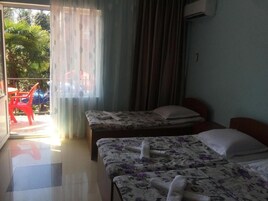 Triple Room | Soundproofing, iron/ironing board, free WiFi