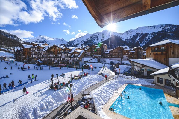 Een binnenzwembad en een buitenzwembad