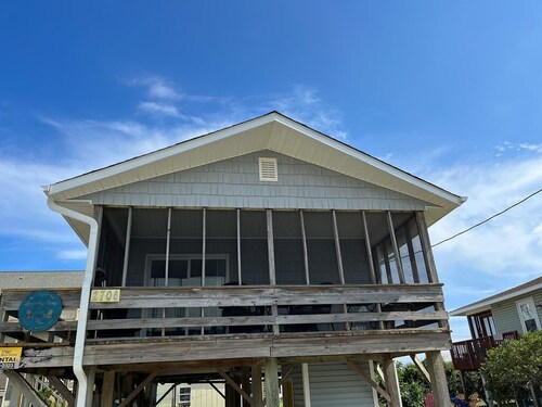 Relax and Recharge at Beachy Day – A Bright Bungalow on Topsail Island