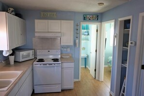 Fridge, microwave, oven, coffee/tea maker - Relax and Recharge at Beachy Day – A Bright Bungalow on Topsail Island (North Topsail Beach)