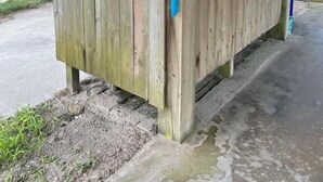 Una estructura de madera decorada con un cangrejo pintado.