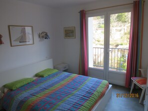 2 habitaciones, tabla de planchar con plancha y cuna de viaje