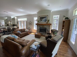 TV, fireplace - Luxury Cottage Style Custom Show Home ! Only 30 mins from Toronto ! (Richmond Hill)
