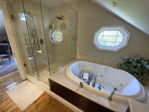 Soap, toilet paper - Luxury Cottage Style Custom Show Home ! Only 30 mins from Toronto ! (Richmond Hill)
