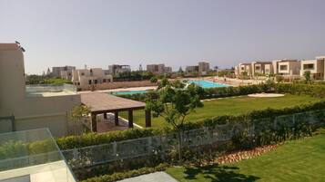 Kolam renang terbuka bermusim