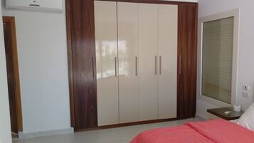 Luxury Villa | 5 bedrooms, iron/ironing board, bed sheets
