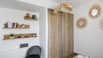 1 chambre, chambres insonorisées, fer et planche à repasser