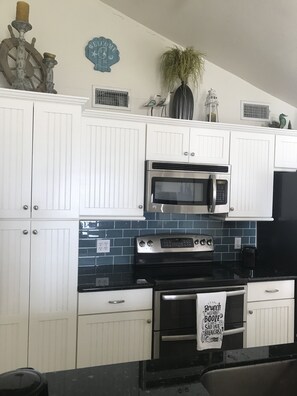 Refrigerador, microondas, horno y lavavajillas 