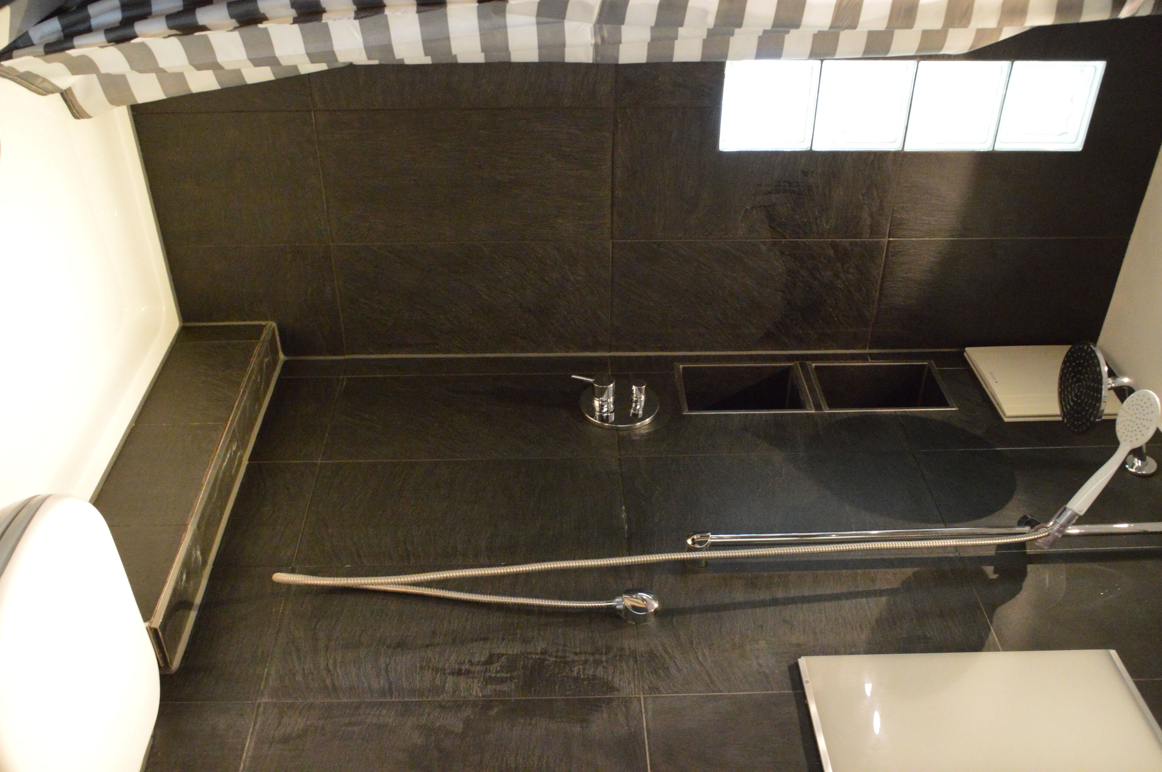 Dusche, Haartrockner, Handtücher, Toilettenpapier