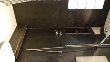 Dusche, Haartrockner, Handtücher, Toilettenpapier