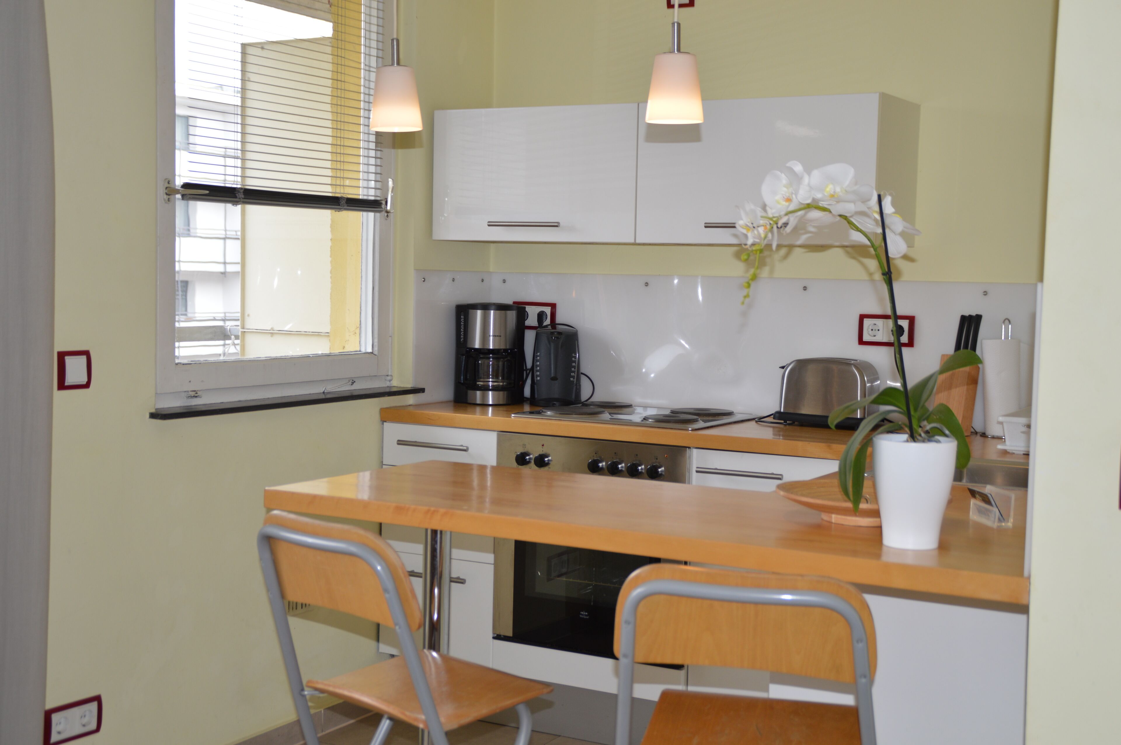 Kühlschrank, Ofen, Herdplatte, Wasserkocher mit Kaffee-/Teezubehör