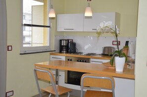 Kühlschrank, Ofen, Herdplatte, Wasserkocher mit Kaffee-/Teezubehör