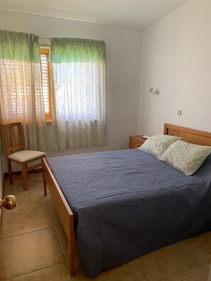 3 habitaciones, tabla de planchar con plancha, wifi y ropa de cama