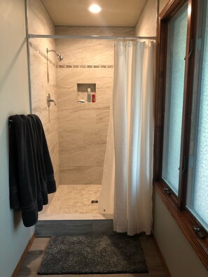 Ensemble douche/baignoire, sèche-cheveux, serviettes fournies, savon