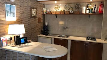 Kühlschrank, Mikrowelle, Herdplatte, Wasserkocher mit Kaffee-/Teezubehör