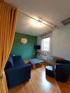 Comfort Villa, Balcony, Garden View | Living area | TV - Le Hameau du Comté de Foix (Mercus-Garrabet)