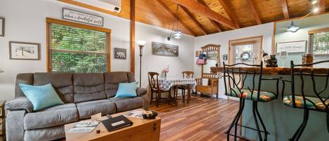 Smart TV, fireplace, Netflix, Hulu