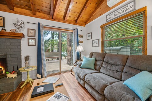 JUST FOR 2!  NEAR ENTERTAINMENT/RESTAURANTS - HOT TUB - FIRE PIT - BBQ & A/C