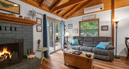 JUST FOR 2!  NEAR ENTERTAINMENT/RESTAURANTS - HOT TUB - FIRE PIT - BBQ & A/C