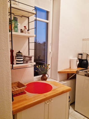 Kühlschrank, Herdplatte, Wasserkocher mit Kaffee-/Teezubehör