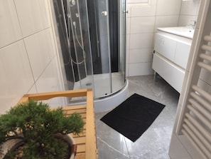 Douche, serviettes fournies, savon, papier toilette