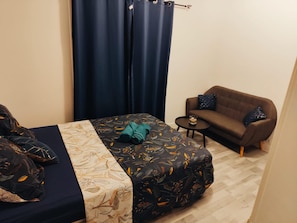 3 slaapkamers, een strijkplank/strijkijzer, gratis wifi, beddengoed