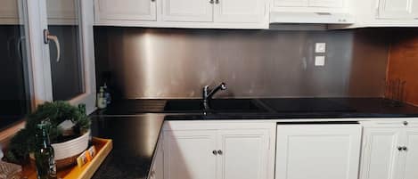 Kylskåp, mikrovågsugn, ugn och spishäll