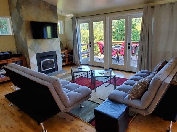 Smart-TV, Kamin, Bücher