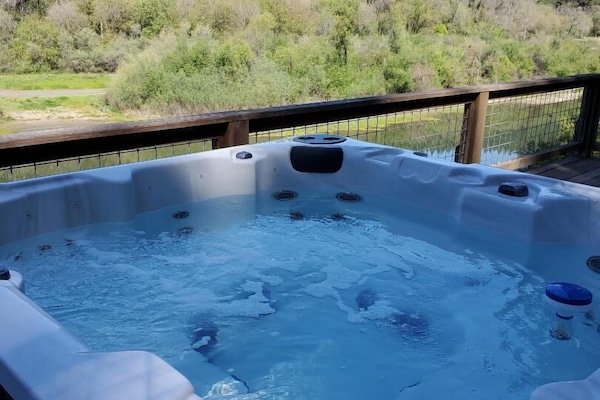 Banyera d'hidromassatge a l'aire lliure