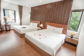 Minibar, in-room safe, desk, laptop workspace - Momali Hotel Ninh Binh (Ninh Binh)