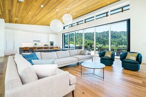 Smart TV, chimenea, tenis de mesa y estéreo