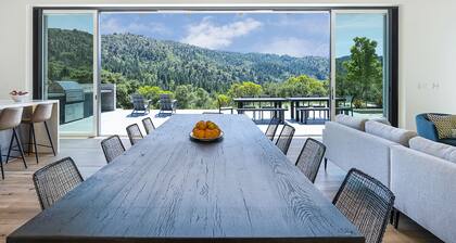 Modern, recently built home with stunning pool & beautiful views; 15 min to town