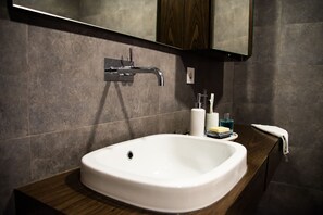 Douche, sèche-cheveux, serviettes fournies