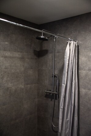 Dusche, Haartrockner, Handtücher