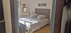 1 slaapkamer, een bureau, een strijkplank/strijkijzer, reisbedje