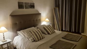 1 chambre, bureau, fer et planche Ă repasser, lit parapluie