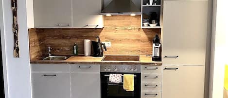 Réfrigérateur, plaque de cuisson, lave-vaisselle, cafetière/bouilloire