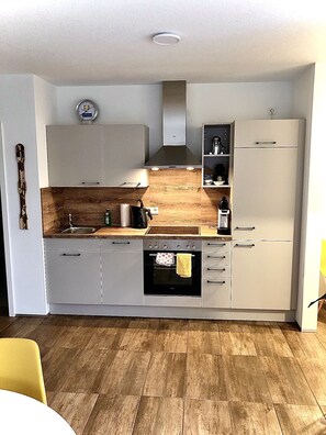 Kühlschrank, Herdplatte, Geschirrspüler