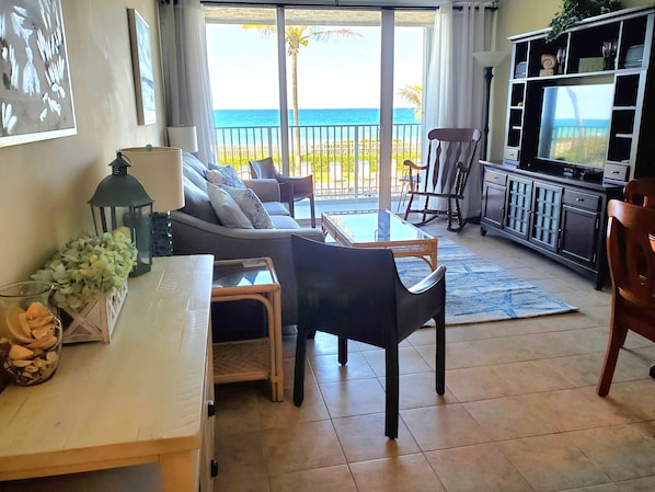 Smart TV, libros y estéreo 