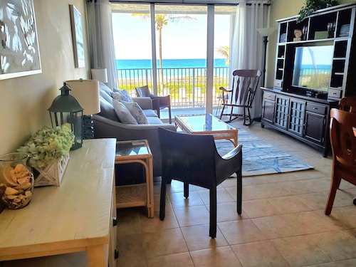 Tropical Paradise Oceanfront Condo - Pool and Restaurant