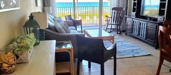 Tropical Paradise Oceanfront Condo - Pool and Restaurant